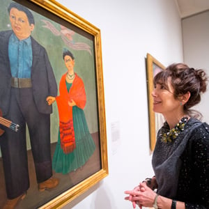 Alexandra Darraby looks at a Frida Kahlo painting