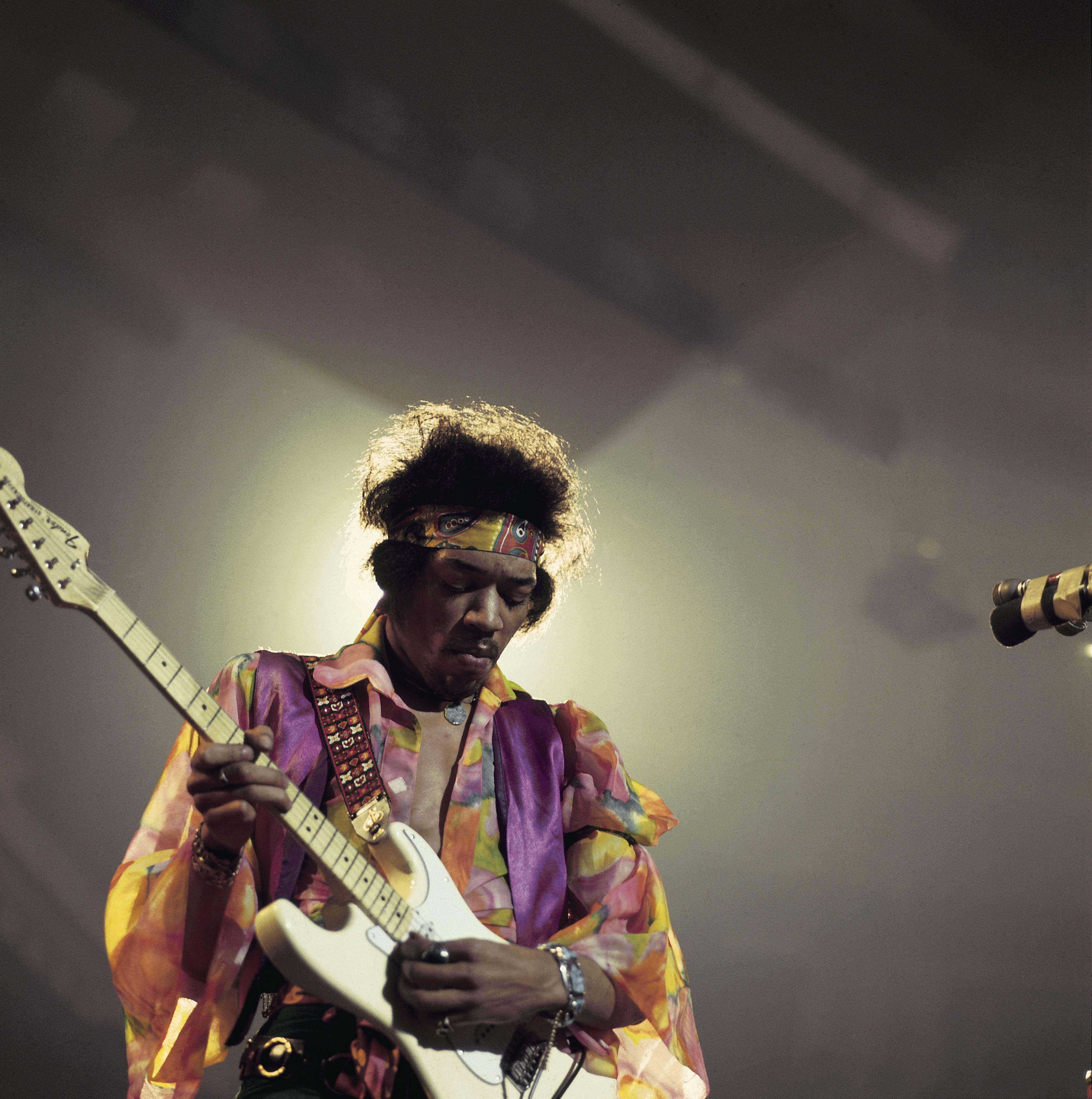 Fender warns guitar makers to stop producing Stratocaster look-a-likes