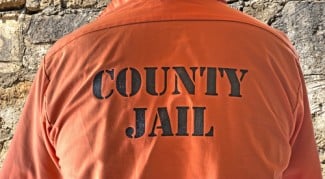 Photo_of_inmate_in_orange_jumpsuit