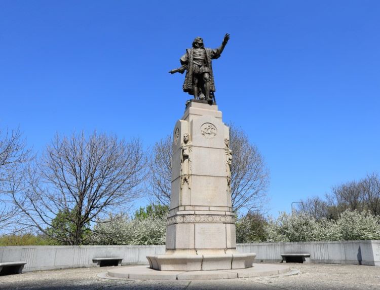 shutterstock_Christopher Columbus statue