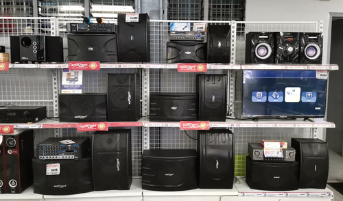 shutterstock_stereos in store